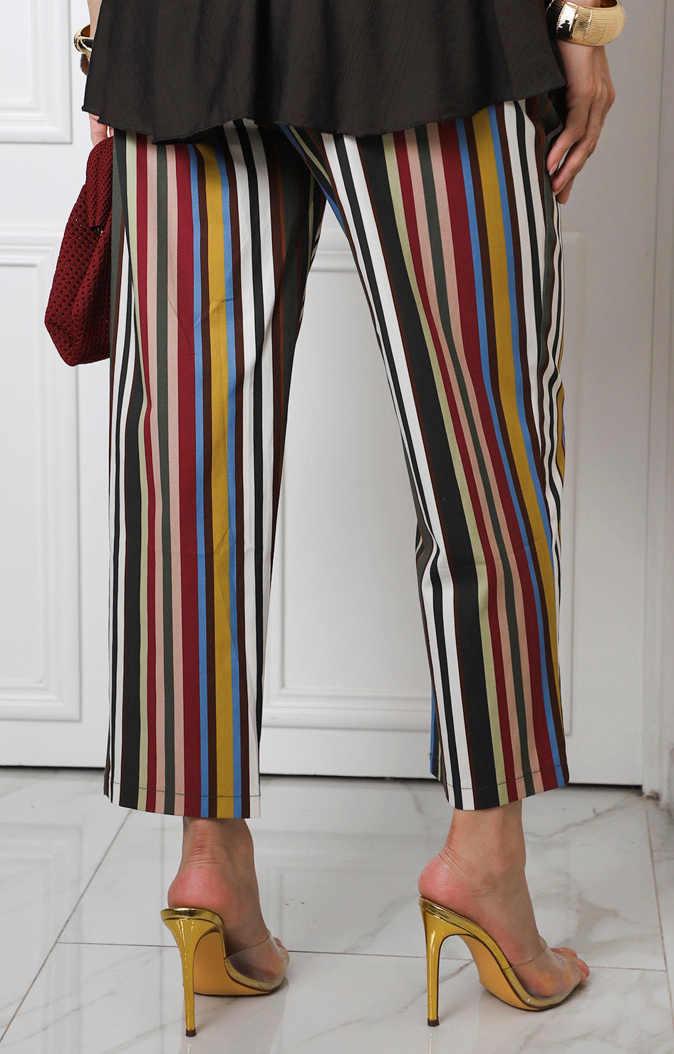 Pantalón de rayas multicolor con cinturón
