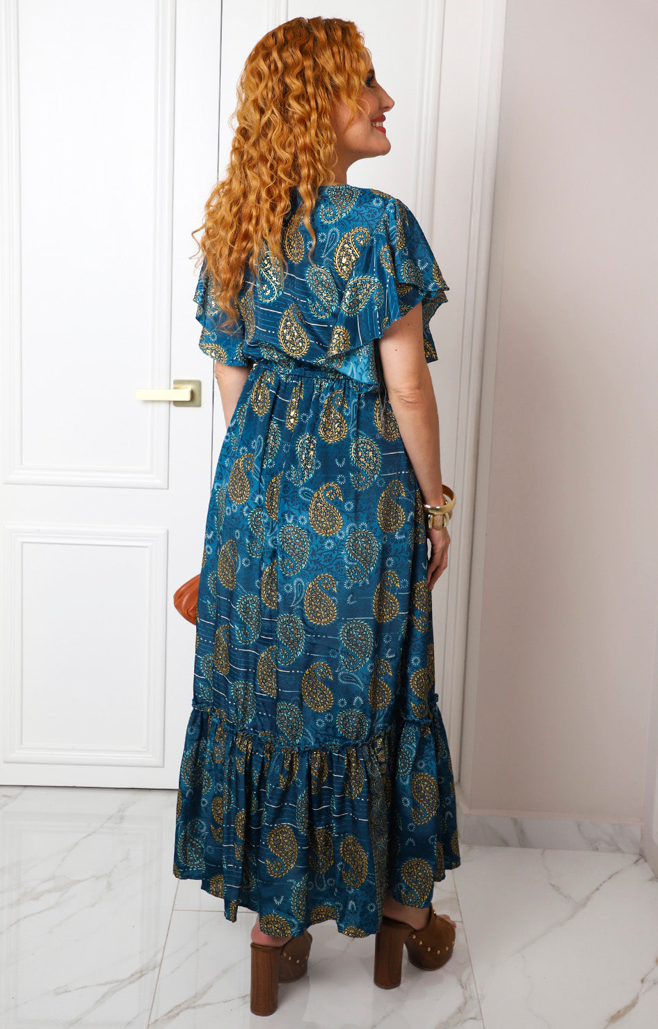 Vestido con estampado paisley y escote en V