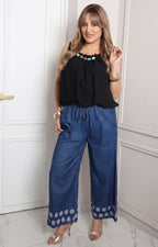 Blusa negra con aplicaciones de colores