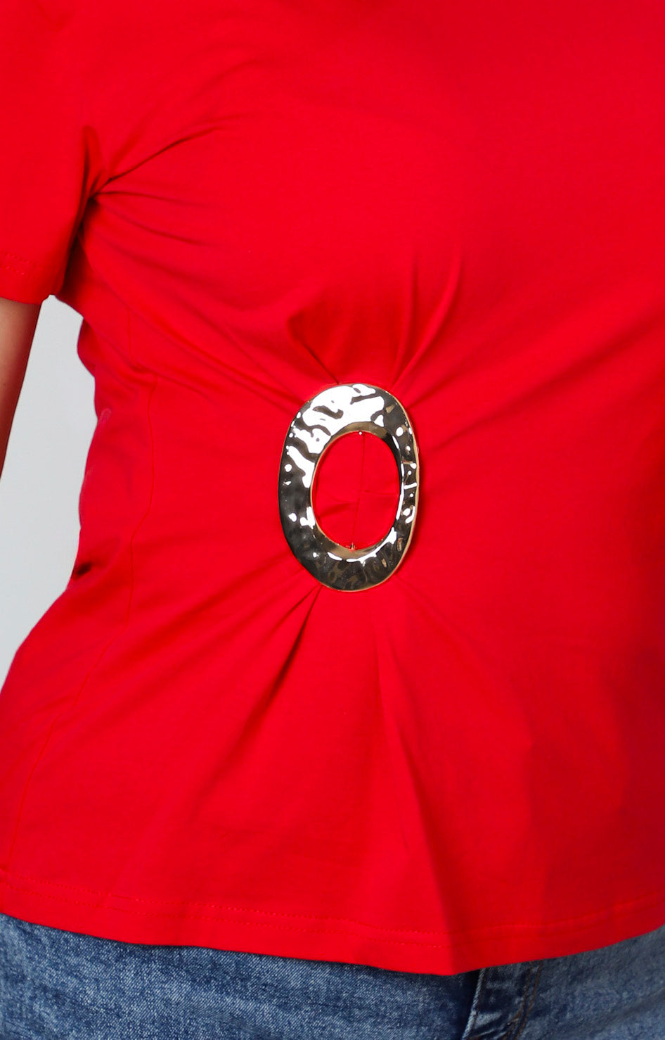 Blusa roja con hebilla lateral
