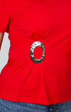 Blusa roja con hebilla lateral