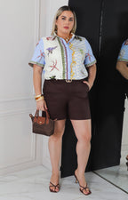 Short con hebilla dorada