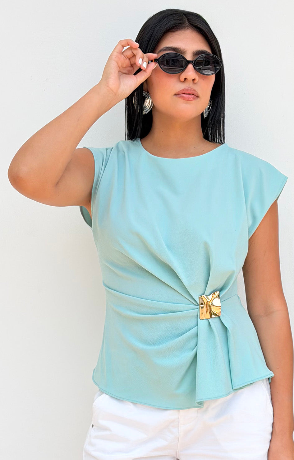 Blusa asimétrica con broche dorado - BLUSAS REGULAR Boutiquemirel 