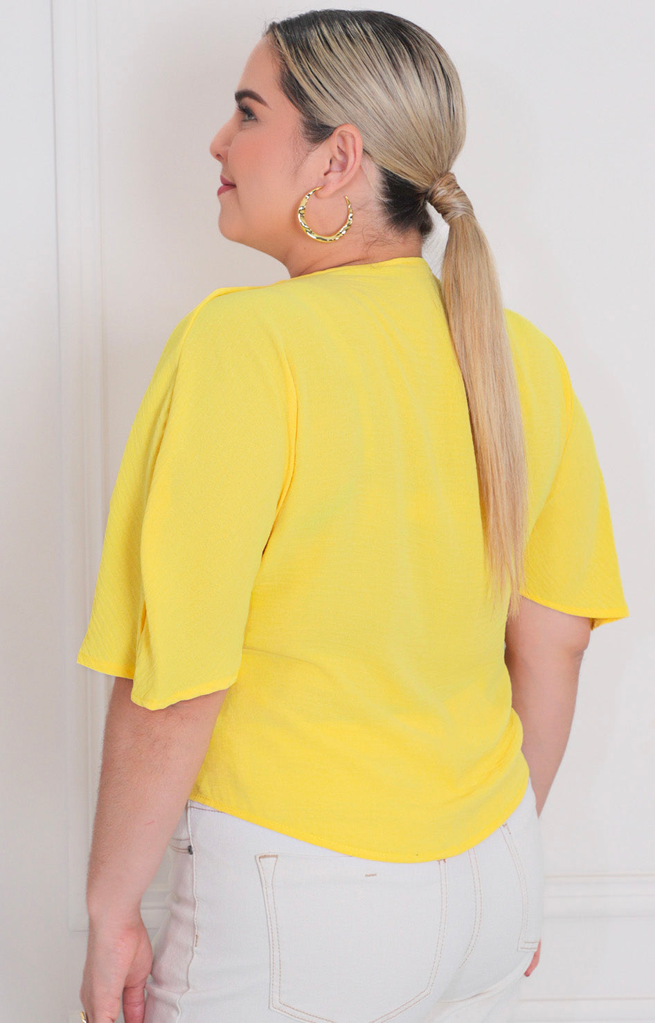 Blusa amarilla con broche de estrella