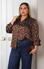 Blusa satinada café con estampado polka dots