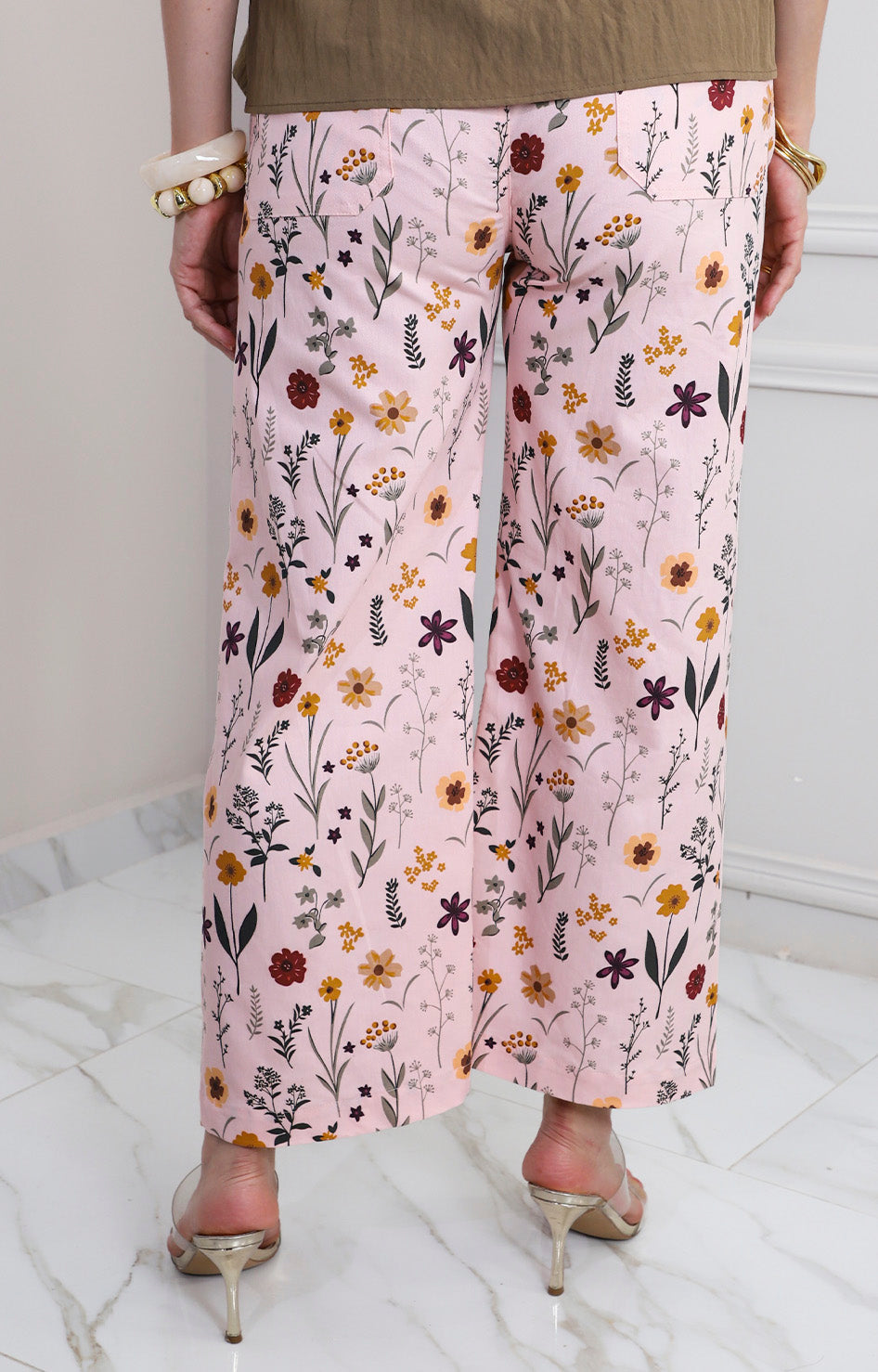 Pantalón rosa con estampado floral