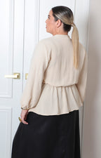 Blusa beige asimétrica con detalle dorado de las blusas curvy de Boutiquemirel, vista de frente en la imagen.