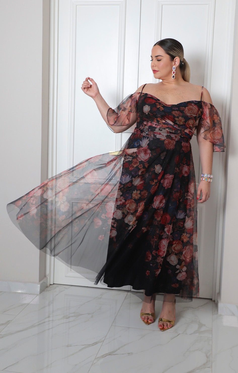 Vestido largo estampado floral con mangas de gasa