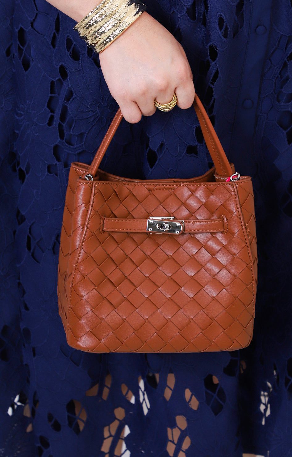 Bolsa tote trenzada con cosmetiquera