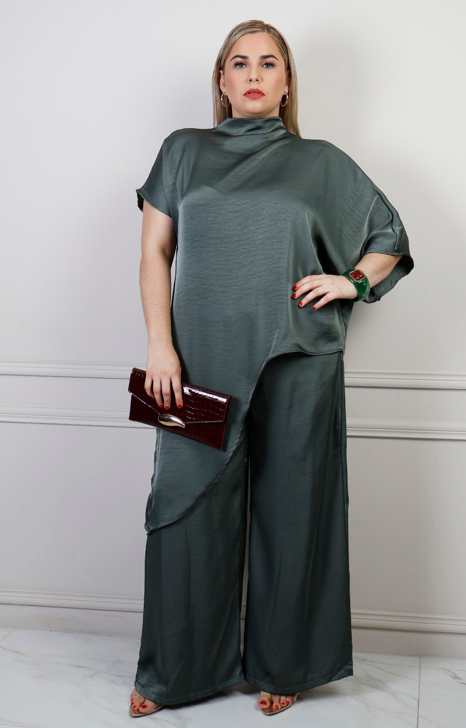 Conjunto verde de blusa asimétrica y pantalón