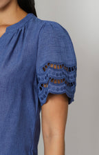 Blusa escote en V con mangas caladas