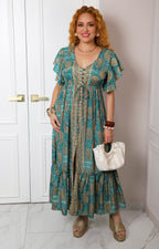 Vestido con estampado paisley y escote en V