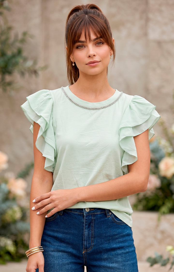 Blusa con olanes y aplicaciones en el cuello