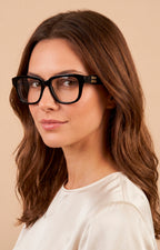 Lentes de armazón grueso y detalle dorado