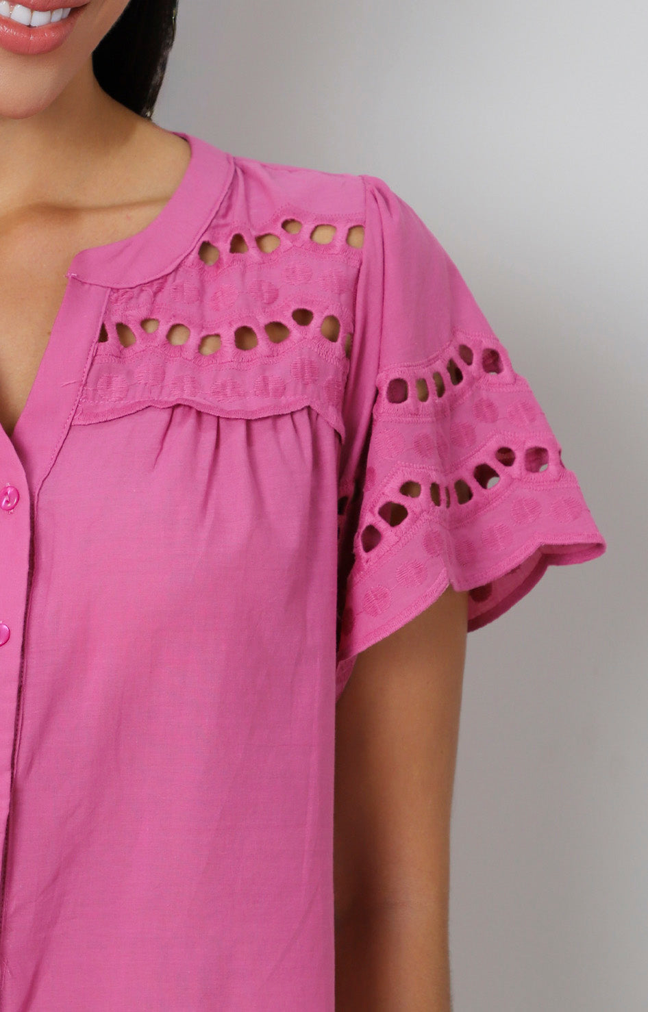Blusa con calado decorativo y escote en V