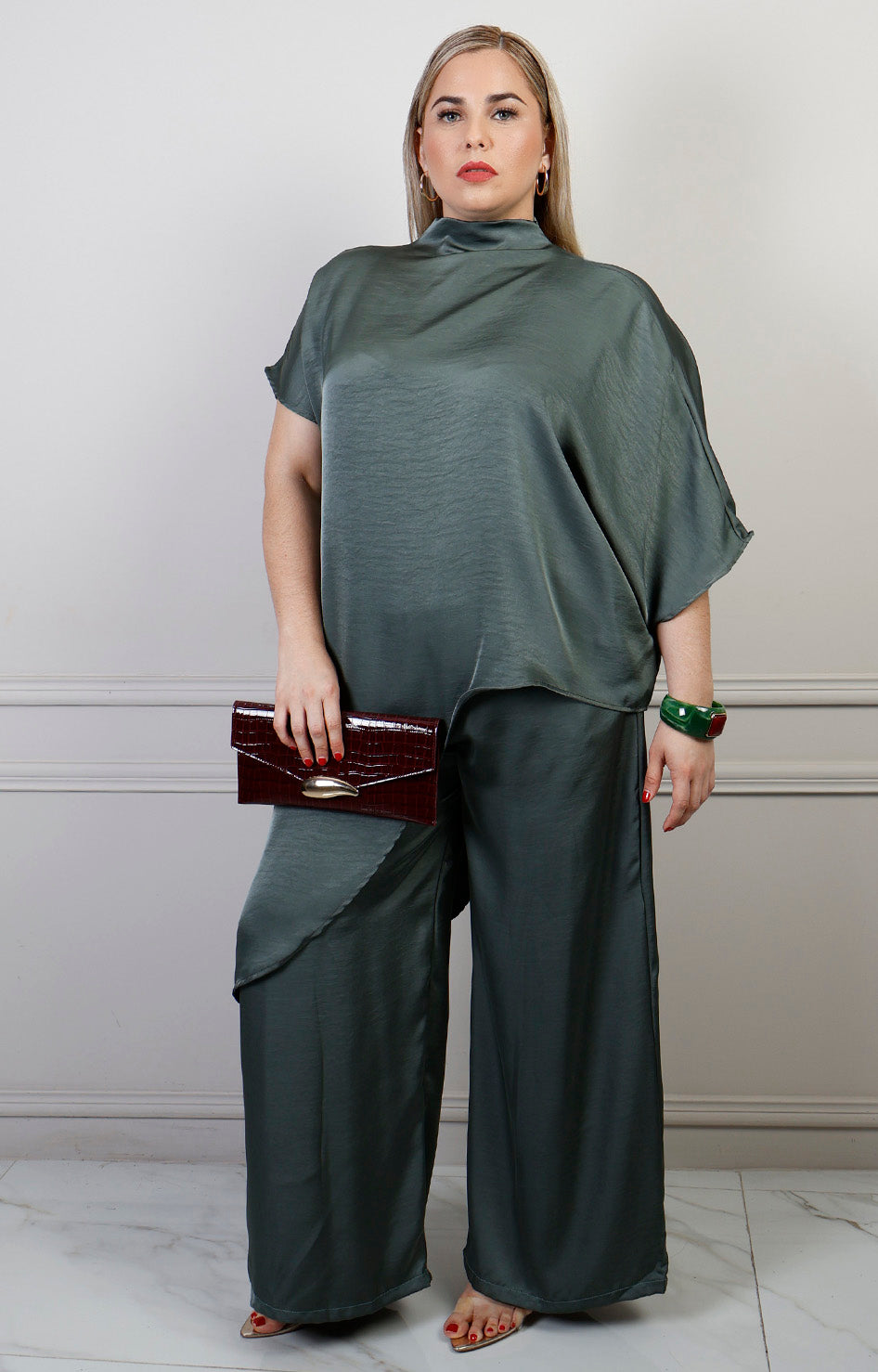 Conjunto verde de blusa asimétrica y pantalón