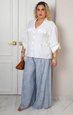 Blusa blanca con detalle metálico en mangas