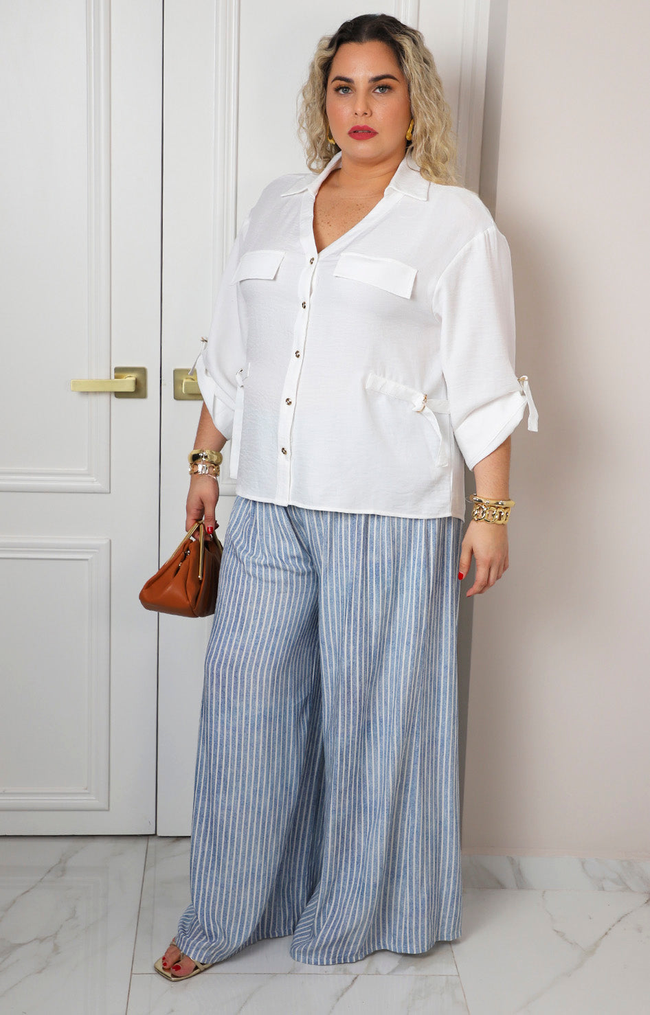 Blusa blanca con detalle metálico en mangas