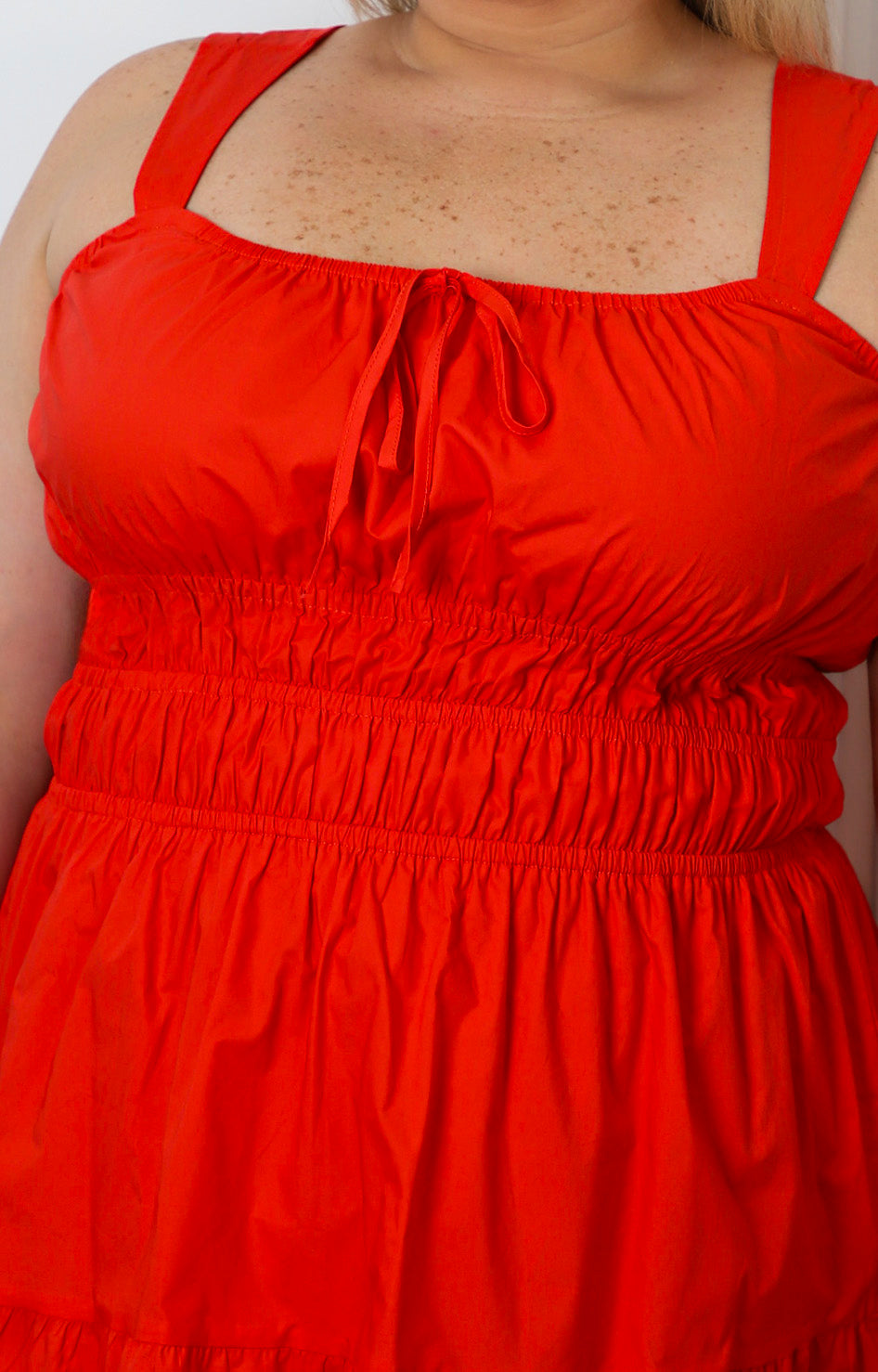 Vestido corto con fruncido en cintura