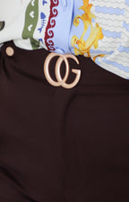 Short con hebilla dorada