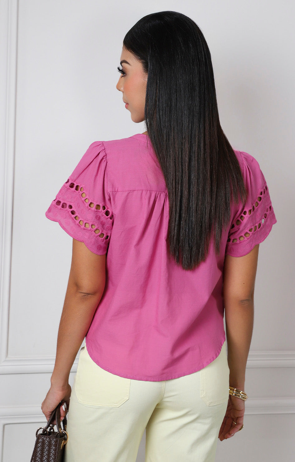 Blusa con calado decorativo y escote en V