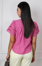 Blusa con calado decorativo y escote en V