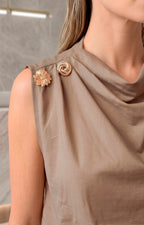 Blusa drapeada con detalles dorados