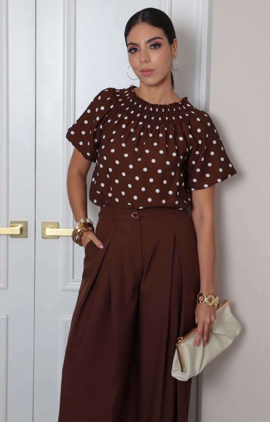Blusa con cuello fruncido y estampado de lunares