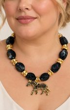 Collar llamativo de cuentas negras con dije de elefante
