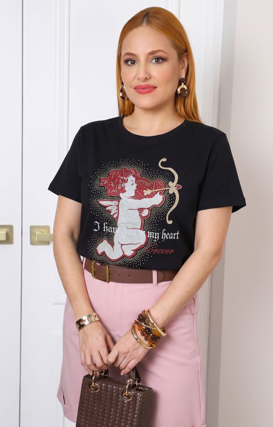 Blusa con estampado de cupido y aplicaciones