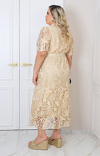 Vestido de guipur con cinturón