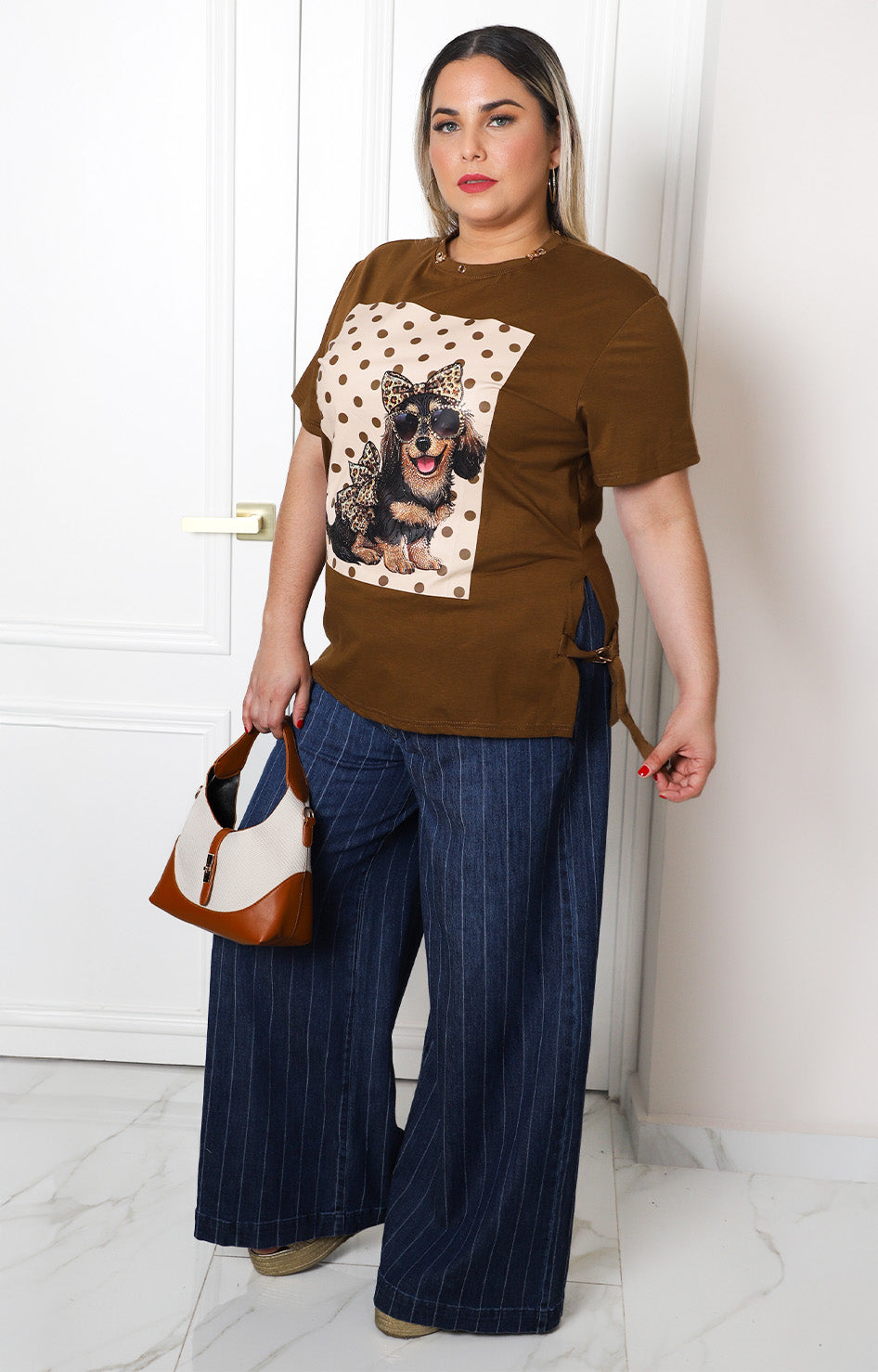 Blusa con estampado animal print y aplicaciones