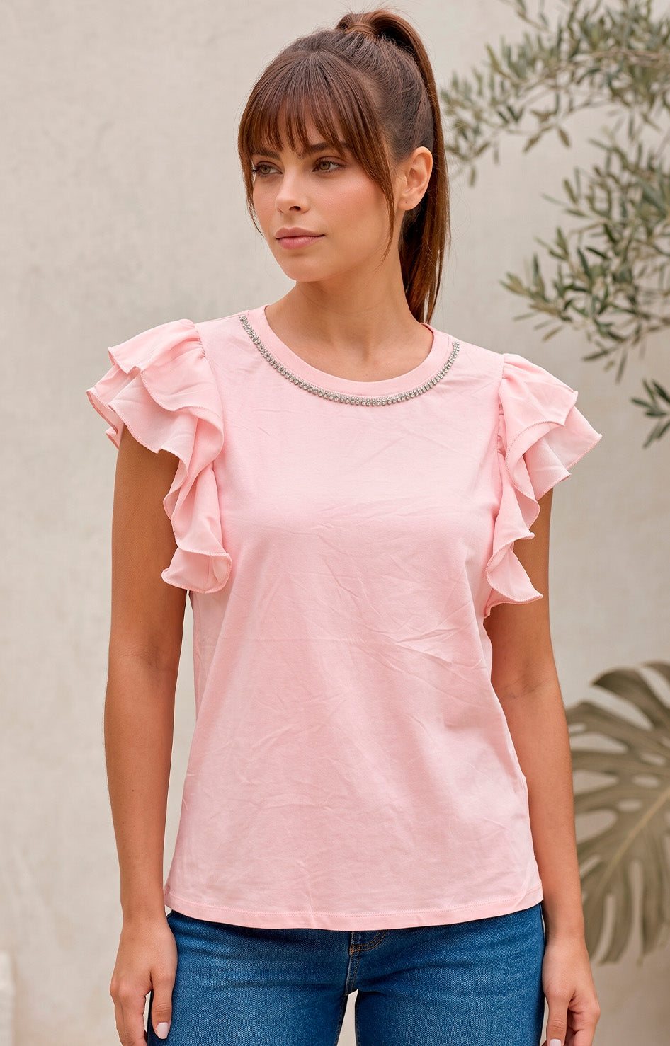 Blusa con olanes y aplicaciones en el cuello