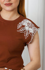 Blusa café con bordado blanco