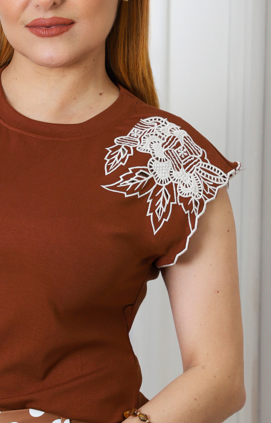 Blusa café con bordado blanco