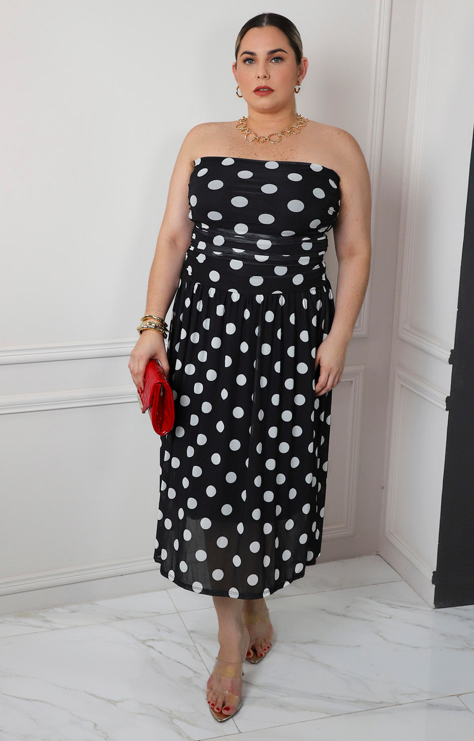 Vestido strapless negro con estampado polka dot