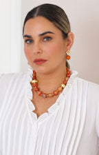 Collar de cuentas con detalles dorados y aretes