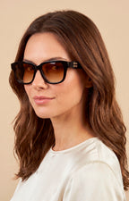 Lentes de armazón grueso y detalle dorado