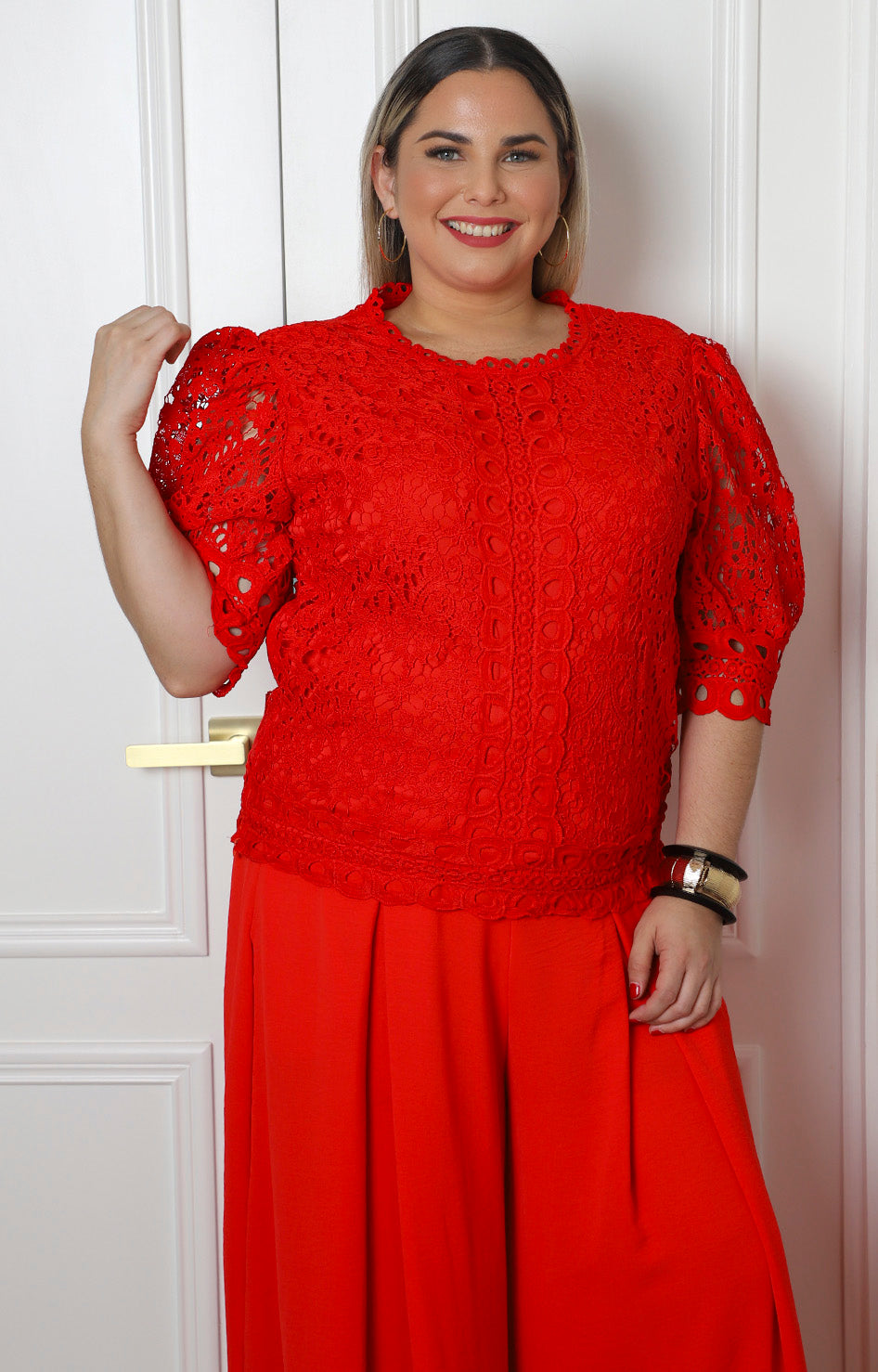 Blusa de guipur con mangas globo