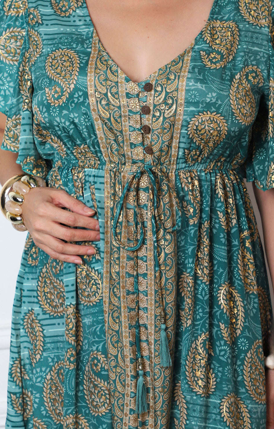 Vestido con estampado paisley y escote en V