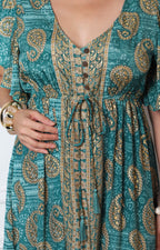 Vestido con estampado paisley y escote en V