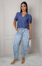 Blusa escote en V con mangas caladas