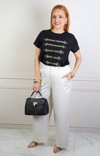 Blusa regular Boutiquemirel con detalles dorados y botones frontales