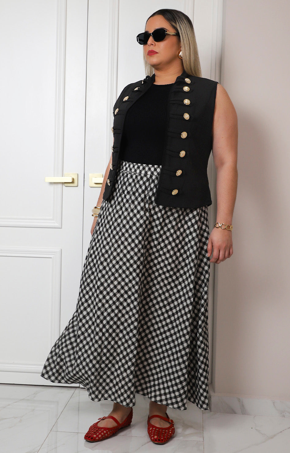 Chaleco negro estilo militar con botones dorados