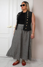 Chaleco negro estilo militar con botones dorados