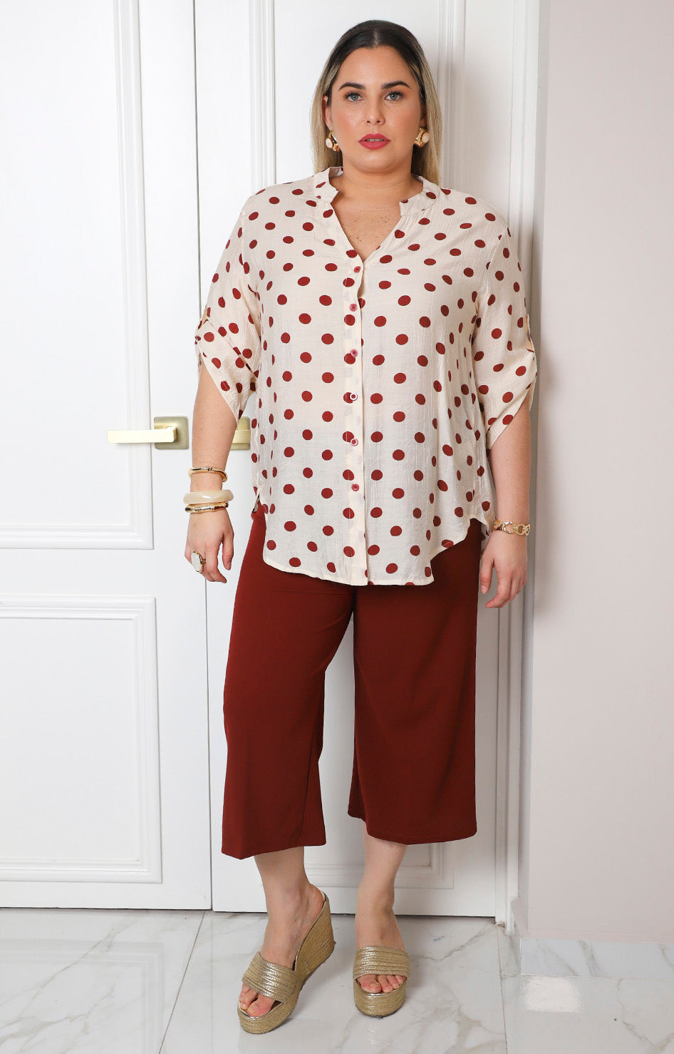 Blusa camisera de manga 3/4 y polka dots