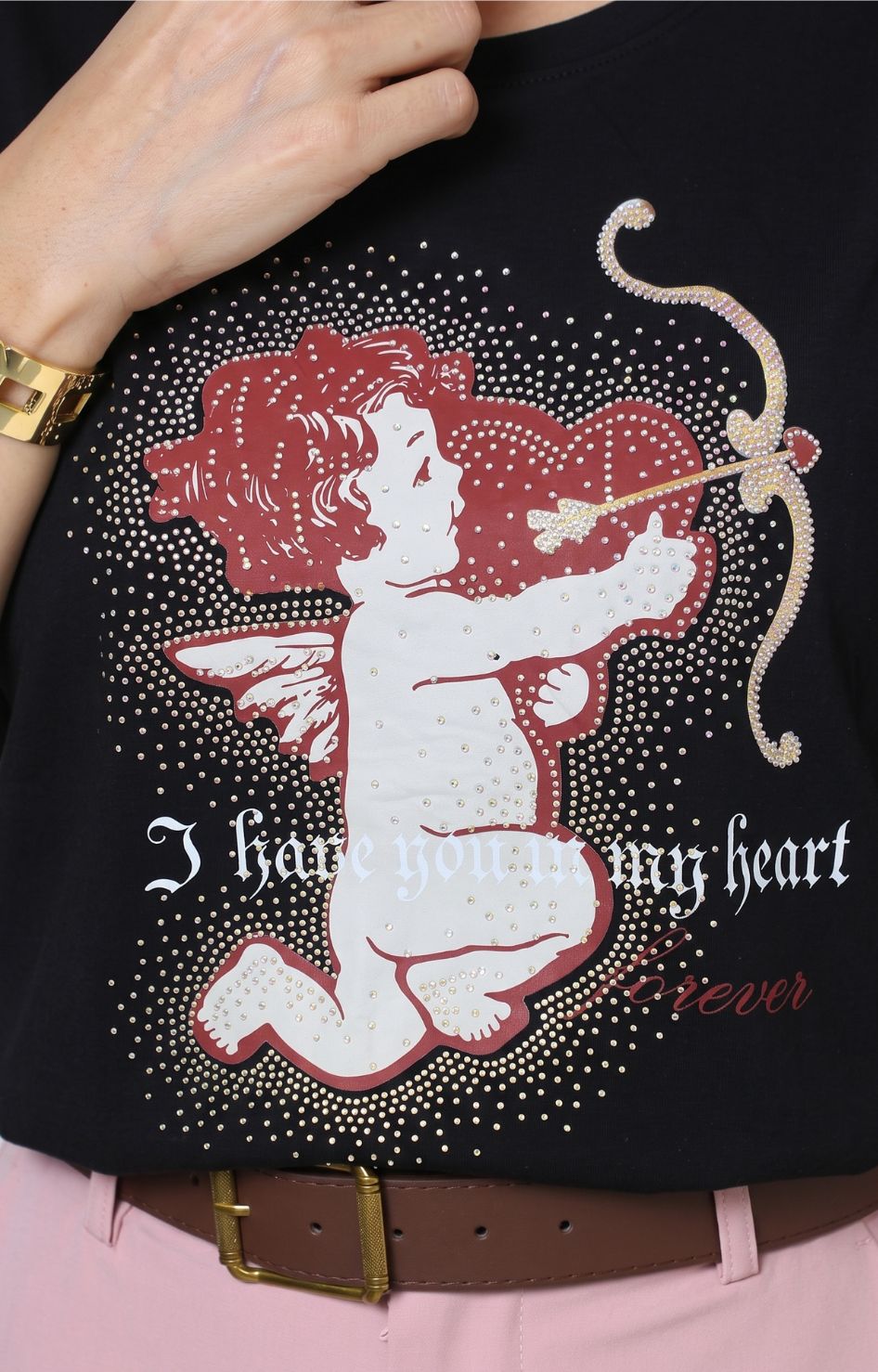 Blusa con estampado de cupido y aplicaciones