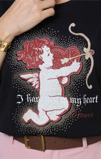Blusa con estampado de cupido y aplicaciones
