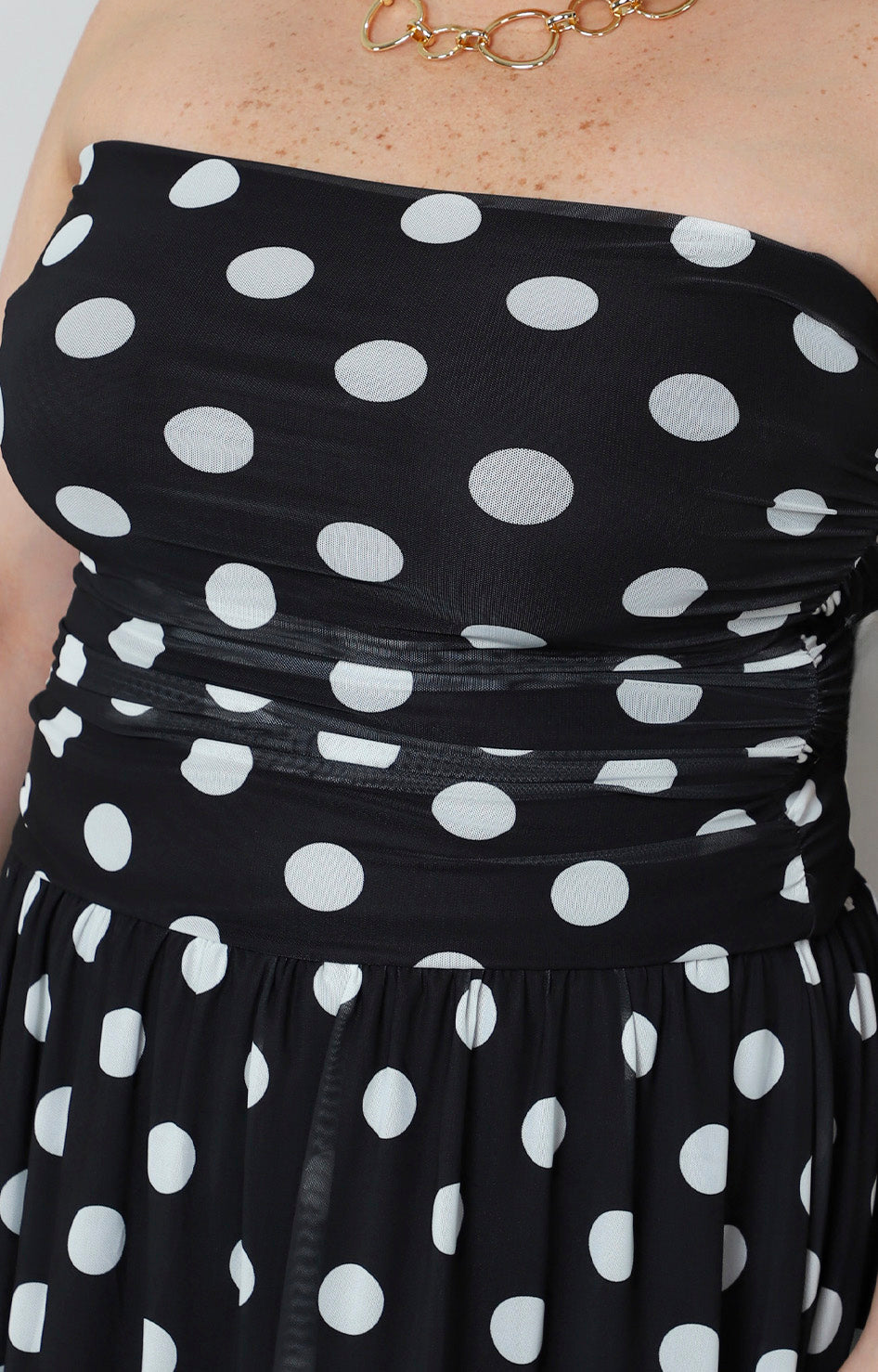 Vestido strapless negro con estampado polka dot