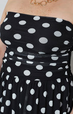 Vestido strapless negro con estampado polka dot